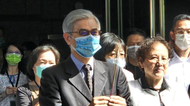 （金管會今舉行中元節普渡，金管會主委黃天牧帶領金管會同仁進行中元節普渡儀式。圖／戴瑞瑤）