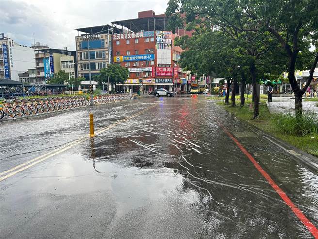 據中央氣象局資料顯示，從29日零時至下午4時40分，全國最高累積雨量落在屏東市達114毫米，屏東市稍早也傳出多處積水災情。（警方提供／謝佳潾屏東傳真）