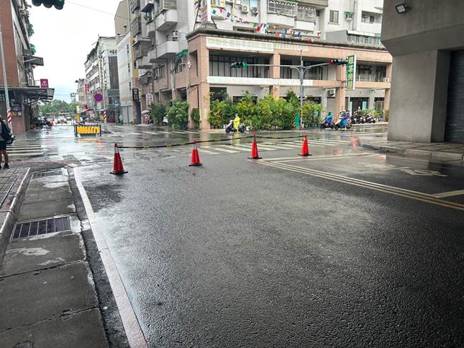據中央氣象局資料顯示，從29日零時至下午4時40分，全國最高累積雨量落在屏東市達114毫米，屏東市稍早也傳出多處積水災情。（警方提供／謝佳潾屏東傳真）
