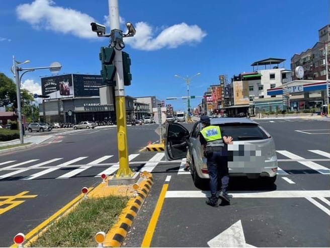 员警协助用人力推车避免阻碍交通。（警方提供）