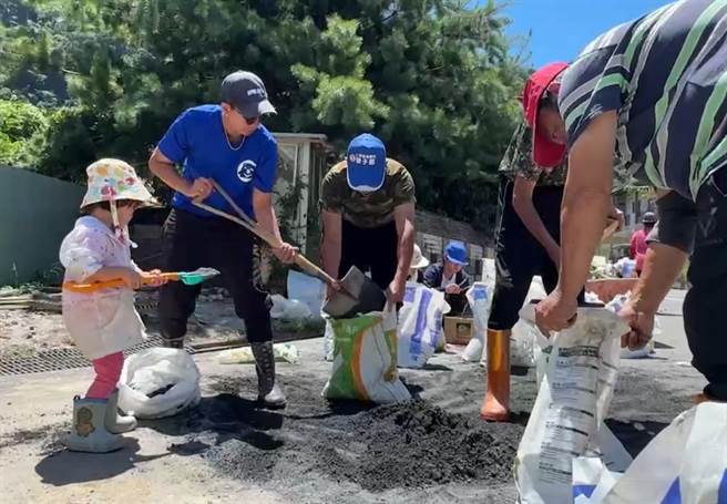 卡努风灾重创南投县仁爱乡，灾区还没復原苏拉颱风又逼近，乡民淹怕了自制沙包筑沙包墙。（杨静茹摄）