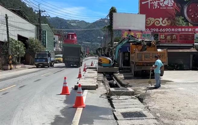 埔雾公路部分路段水沟被泥沙填满，埔里工务段派员加快脚步清理水沟。（杨静茹摄）