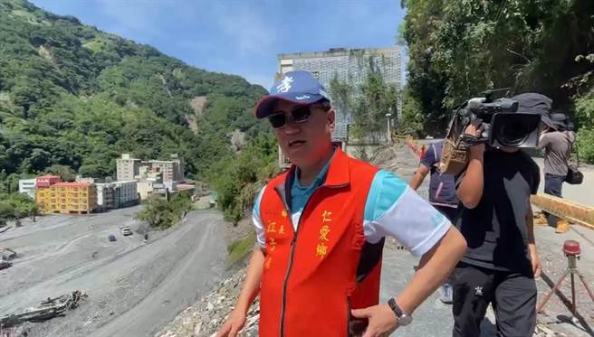 仁爱乡长江子信忧心再一次卡努庐山部落就成小林村，29日到庐山温泉劝离村民。（民眾提供／杨静茹南投传真）