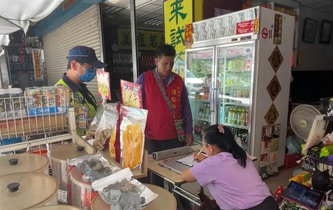 警方与村长劝庐山居民若下雨就应该要预防性撤离，若有危险性，也不排除强制撤离。（民眾提供／杨静茹南投传真）