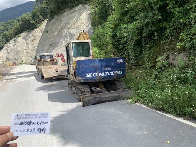 南投县府合约厂商派驻抢通机具进驻投89线（力行产业道路）待命。（南投县政府提供／杨静茹南投传真）