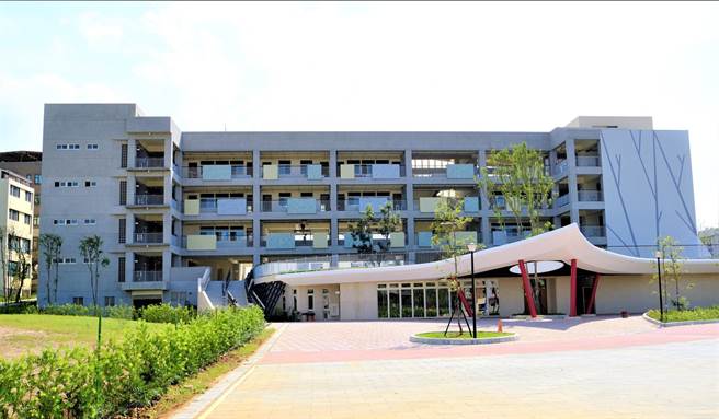 桃市青園國小第一期校舍落成，師生新學期擁有舒適學習環境。(工務局提供／呂筱蟬桃園傳真)