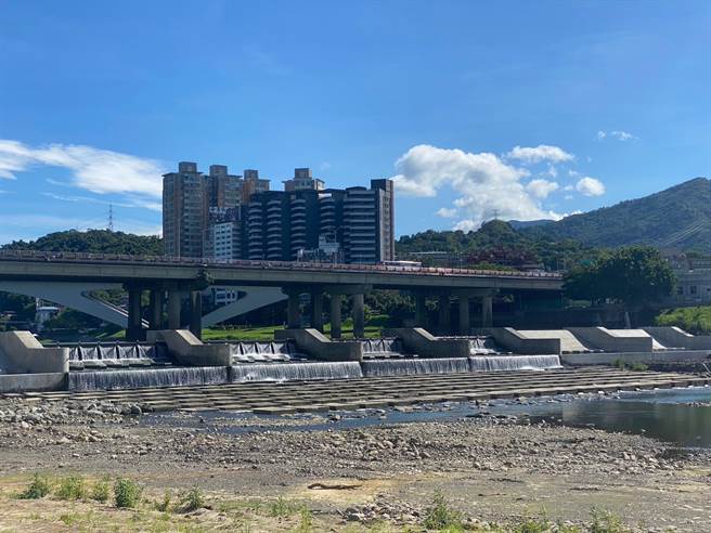 碧潭堰新堰体以复合堰型式设计，在河道中央设置倒伏堰，两侧採固定堰衔接堤岸，利用倒伏闸门举升可增加碧潭水域50公分水深。（高钧麟摄）