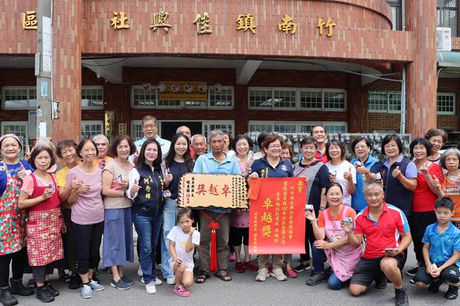 县长夫人陈美琦表扬竹南镇佳兴社区发展协会。（苗栗县政府提供／李京升苗栗传真）