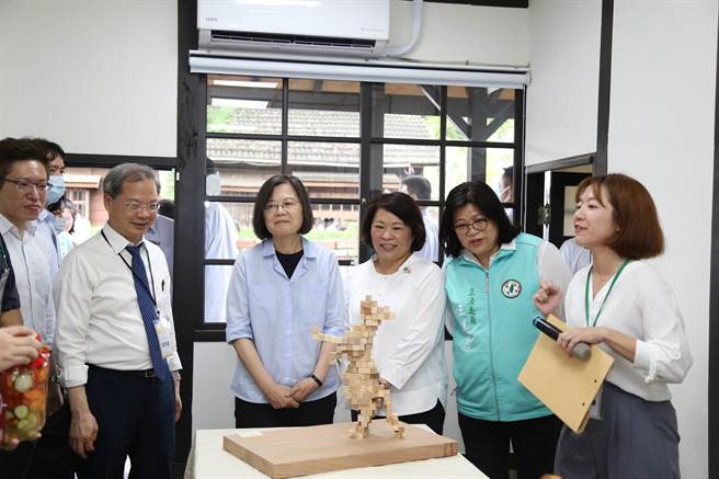 蔡英文总统参观嘉义旧监宿舍修缮后地方创生成果，嘉义市长黄敏惠陪同。（廖素慧摄）