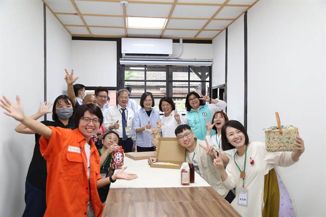 嘉义旧监宿舍修缮推展地方创生，嘉义市长黄敏惠陪同蔡英文总统参观。（廖素慧摄）