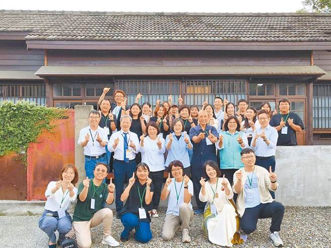 蔡英文总统（第二排中）、嘉义市长黄敏惠（第二排左三）在嘉义旧监宿舍群参观青年地方创生。（廖素慧摄）
