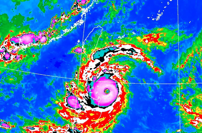 今年第9号颱风苏拉来势汹汹，气象局发布海上、陆上颱风警报，提醒民眾做好防颱准备。（图／气象局）

