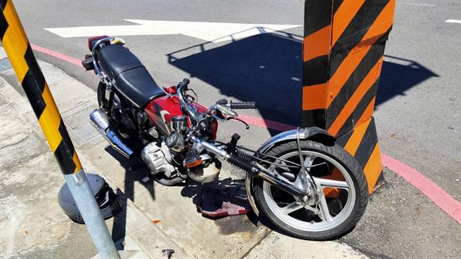 许姓少年骑乘的机车因撞击力道大，车头扭曲变形。（警方提供）
