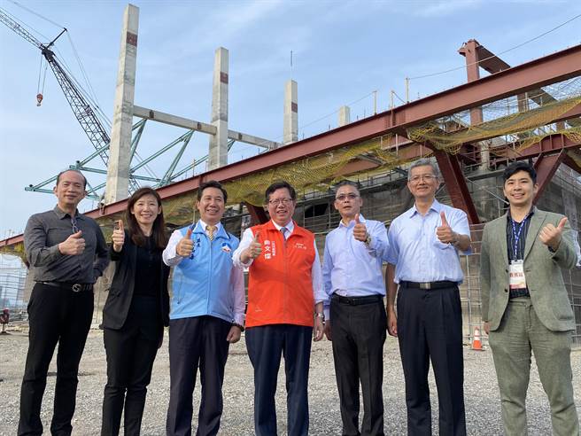 行政院副院长郑文灿(中)今日下午前往视察水头客运中心兴建工程及小三通场站出入境业务。(于家麒摄)