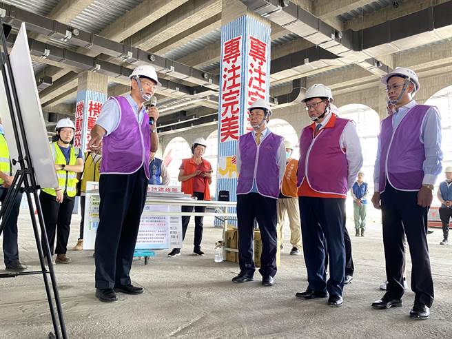行政院副院长郑文灿(右二)听取港务处简报水头客运中心兴建工程推动情形。(于家麒摄)