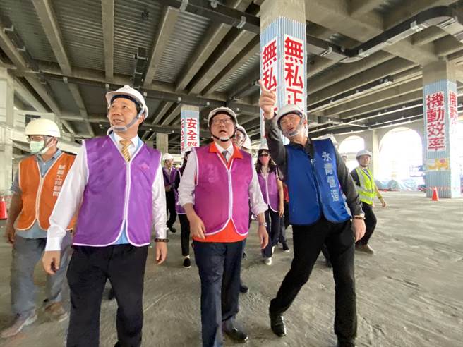行政院副院长郑文灿(中)在施工团队的陪同及解说下，仔细视察工地内施工现况。(于家麒摄)