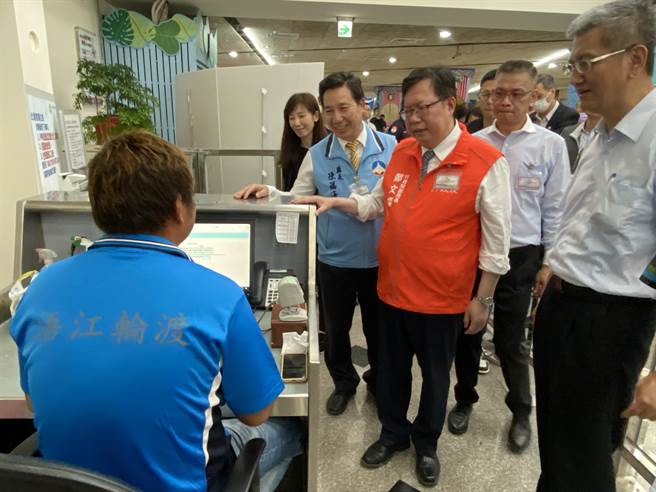 行政院副院长郑文灿一行也至水头码头，视察小三通场站出入境业务。(于家麒摄)