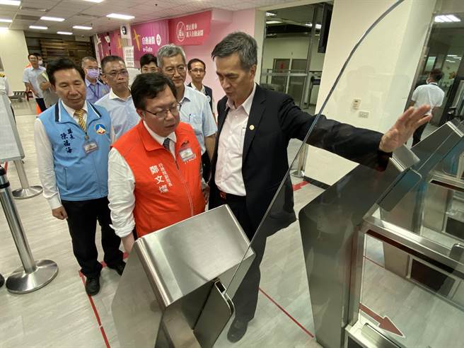 行政院副院长郑文灿一行也至水头码头，视察小三通场站出入境业务。(于家麒摄)