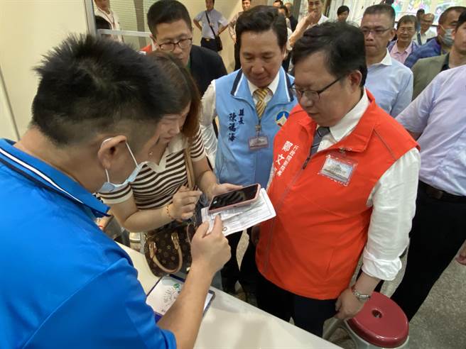 行政院副院长郑文灿(右一)听取金门县政府提供的协助民眾健康码填写服务情形。(于家麒摄)