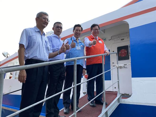 行政院副院长郑文灿(右一)表示支持小三通先行，也期盼两岸能够不设政治前提早日开放，恢復疫情前荣景。(于家麒摄)