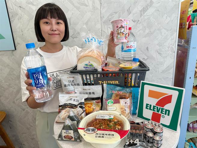 7-11针对防颱所需的瓶装水、袋装米、电池、罐头等祭出一系列优惠。（7-11提供／朱世凯台北传真）