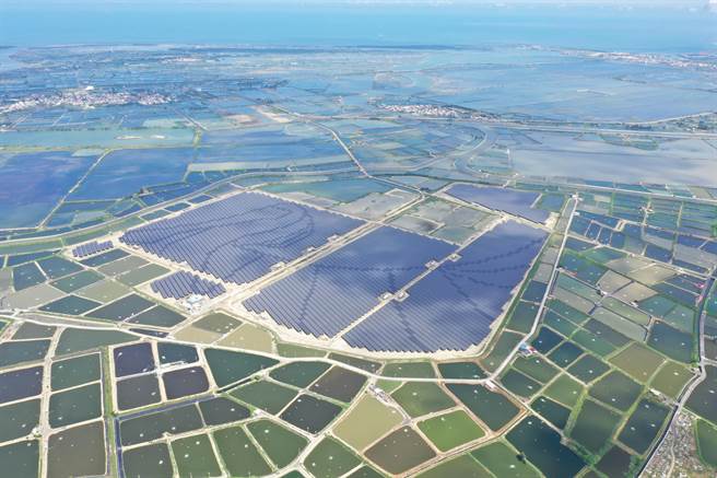 在野立委质疑绿电趸购机制，让亲绿人士藉由成立多家光电SPV子公司来炼金，经济部能源局提出说明，指SPV为银行风险控管要求，为业界常态，等到施工时，会要求业者必须增资。(图／台湾艾贵能源提供)