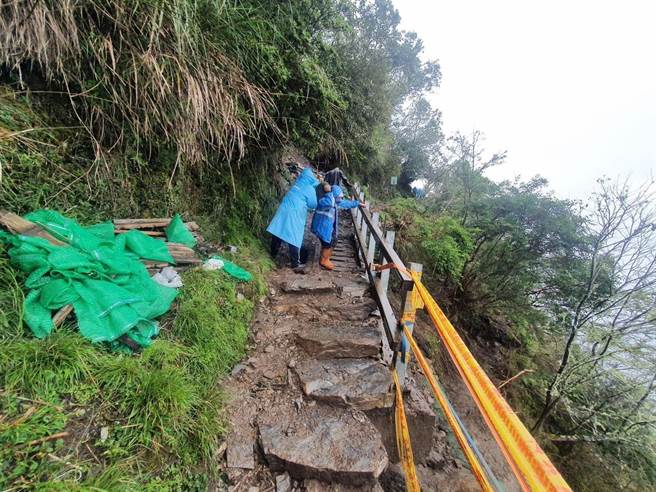 玉山主峰线步道栈桥路基因卡努风灾掏空，玉管处派员修復9日开放，但近期登山队较少。（玉管处提供／杨静茹南投传真）