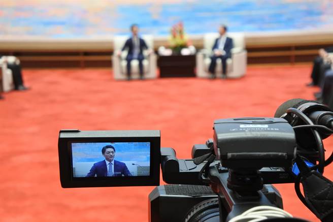 台北市长蒋万安今日下午率团抵达上海城市会客厅大会见厅，与上海市长龚正等市府高层会面。（朱绍圣摄）