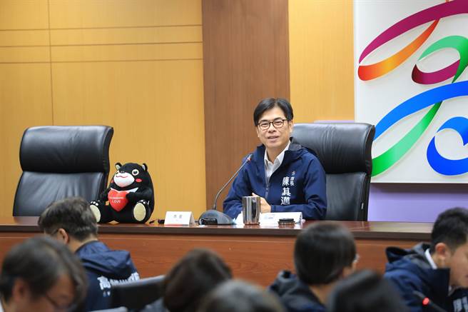 蘇拉颱風進逼，高雄市長陳其邁今（29）日於市政會議聽取水利局「因應颱風水情及防颱整備報告」。（高市府提供）