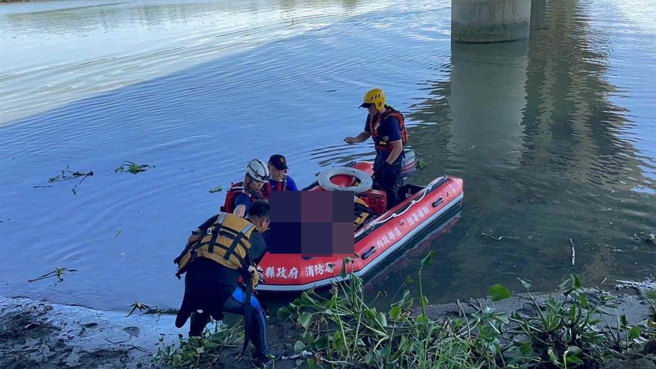 屏东45岁男因心情不佳险溺毙，获救后掩面啜泣不愿就医。（屏东消防局提供／谢佳潾屏东传真）