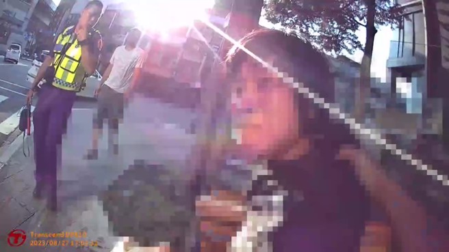 警方到场后将情绪不稳的2人保护管束，不过过程却遭民眾质疑警方执法过当，对此警方表示一切依法执勤。（翻摄画面）