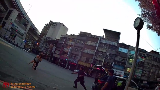 警方到场后将情绪不稳的2人保护管束，不过过程却遭民眾质疑警方执法过当，对此警方表示一切依法执勤。（翻摄画面）