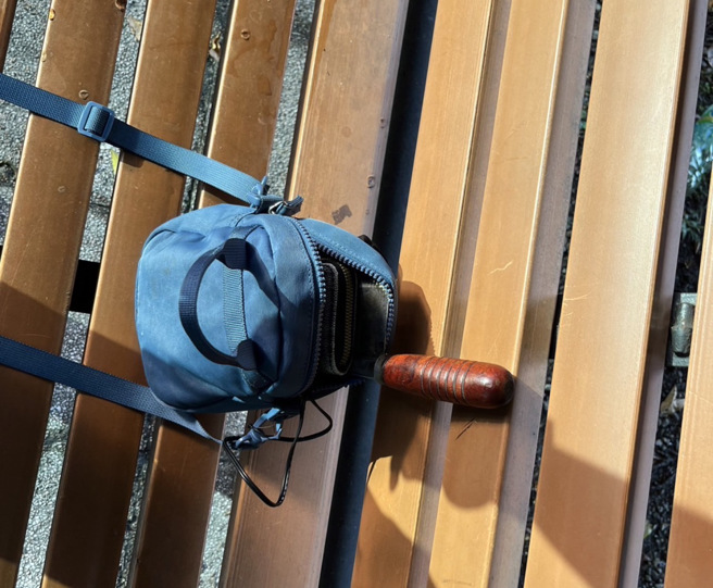 后续警方查扣菜刀一把，另发现许女（37岁）身上有第二级毒品吸食器玻璃球（已使用）一支，全案依违反毒品危害防治条例、社会秩序维护法案函请侦办。（图／警方提供）