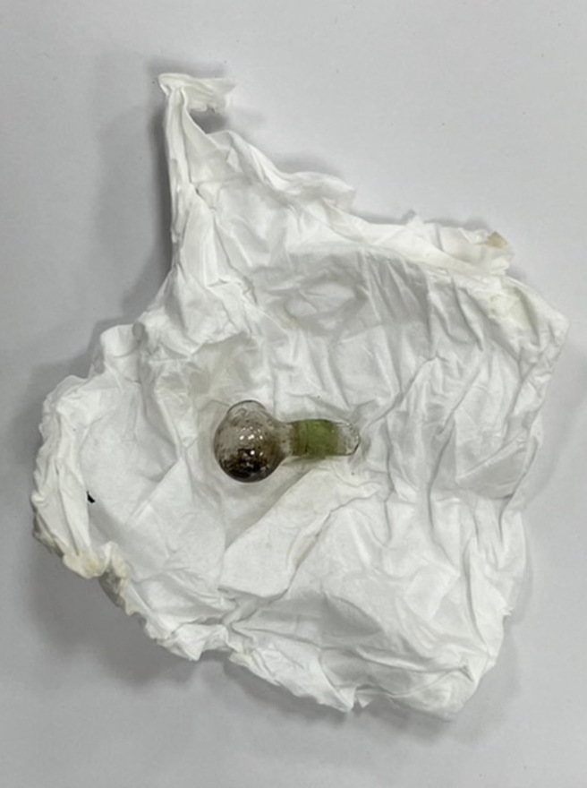 后续警方查扣菜刀一把，另发现许女（37岁）身上有第二级毒品吸食器玻璃球（已使用）一支，全案依违反毒品危害防治条例、社会秩序维护法案函请侦办。（图／警方提供）