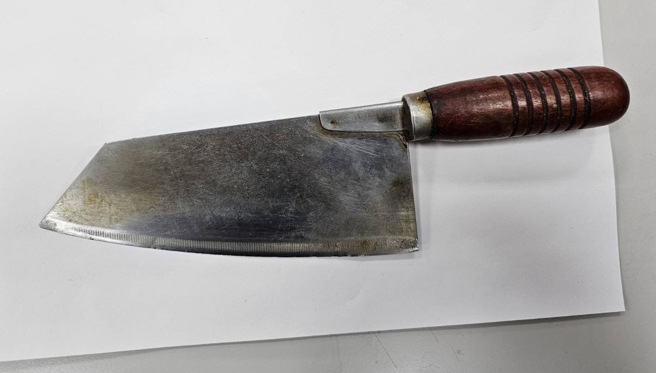 后续警方查扣菜刀一把，另发现许女（37岁）身上有第二级毒品吸食器玻璃球（已使用）一支，全案依违反毒品危害防治条例、社会秩序维护法案函请侦办。（图／警方提供）