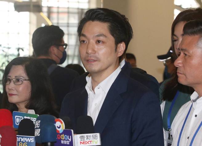 台北市长蒋万安（前）29日一早到松山机场搭飞机，率团前往上海参加2023双城论坛，行前受访。（赵双杰摄）