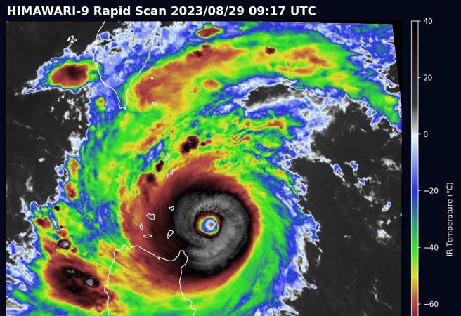 蘇拉颱風轉強中，氣象局預測明天強度達到巔峰。（翻攝自台灣颱風論壇｜天氣特急臉書）