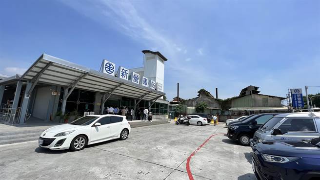 乡亲盼新营铁路高架化，立委赖惠员吁勿「乞食下大愿」（意旨：欠缺自知之明），大平台方案仍较符合效益；新营车站是北台南的大站，然而车站两侧长年发展不均。（张毓翎摄）