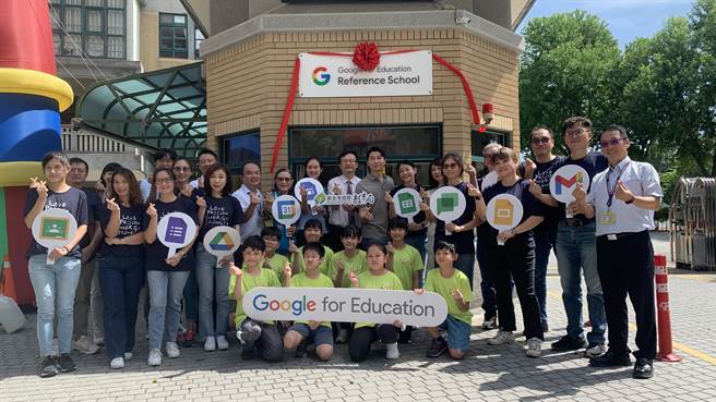 新北市龍埔國小為全國首間獲Google Reference School國際教育認證的小學。（新北市教育局提供）