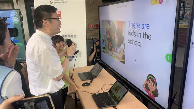 教育局長張明文體驗Google新推出的Read Along英語口說學習。（新北市教育局提供）