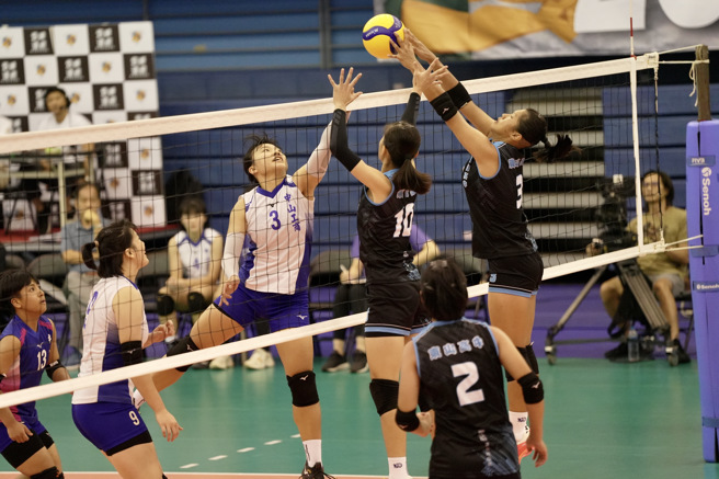 登峰造极青年排球邀请赛，东山高中直落三击败南湖高中。(中华文化教育暨体育交流促进会提供／黄邱伦台北传真)