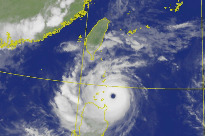 中颱蘇拉逼近，氣象局29日發布陸上颱風警報，屏東、恆春半島兩地要特別當心風雨。（圖／氣象局）
