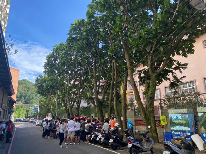 麵包樹緊臨青潭小國小唯一的室外球場，落葉落果造成場地溼滑。（高鈞麟攝）