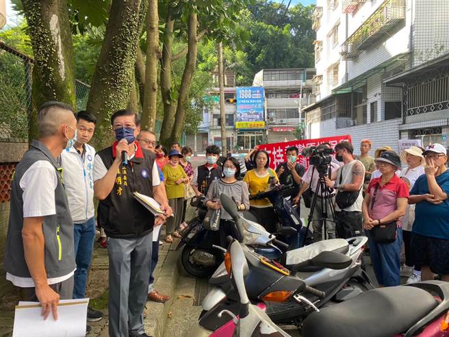 立委羅明才今午邀集青潭國小校長、老師、居民及護樹團體會勘商議麵包樹去留。（高鈞麟攝）