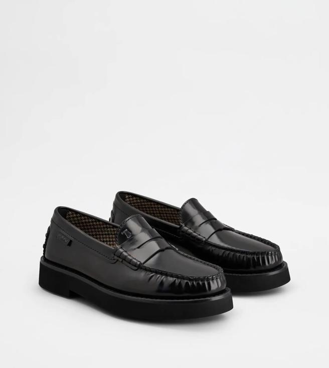 TOD’S黑色胶底乐福鞋，2万9700元。（TOD’s提供/林欣仪台北传真）