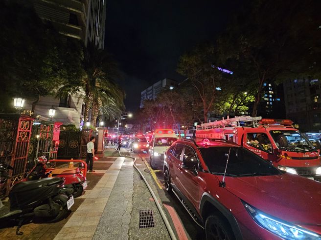 新北市新店区中兴路二段121巷10号发生火警。（翻摄画面）