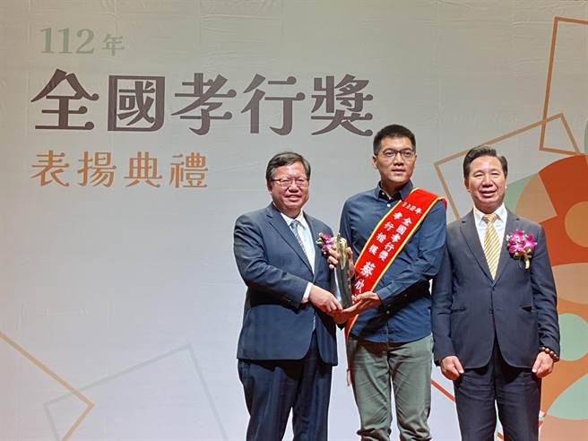 金门县由长年照护卧床母亲的蔡欣宗(中)荣获「长期陪护组」孝行楷模。(于家麒摄)