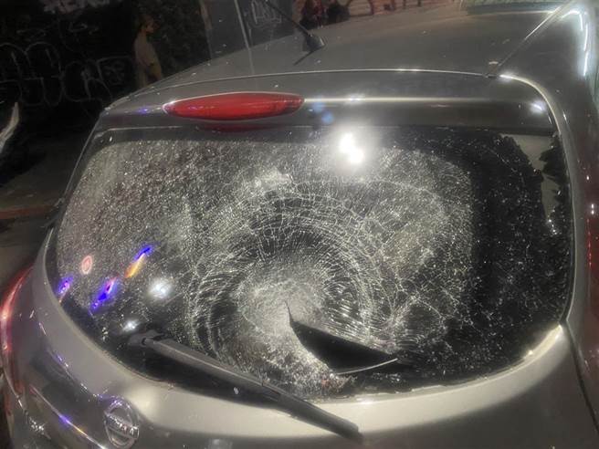 西门町男子喝茫，猛撞路旁汽车满脸血。（警方提供）