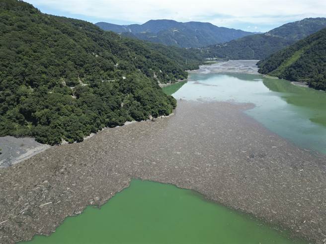 中颱「苏拉」逼近台湾，气象局29日下午发布陆上警报，上次「卡努」颱风大雨冲刷大量漂流木进入雾社水库，万大发电厂灾后虽已展开清理，但湖面目前仍堆积大量漂流木，厂方又另行发包工程，增加厂商及人手加速清除进度。（黄子明摄）