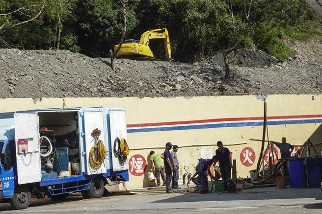 中颱「苏拉」逼近台湾，气象局29日下午发布陆上警报，上次「卡努」颱风受到重创的南投仁爱乡台14线一带居民，目前仍在重建满目疮痍的家园，面对「苏拉」新颱威胁，工人在南丰村中油圣本笃加油站加紧整修工作。（黄子明摄）